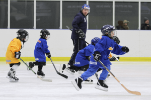 Barn och tränare på i ishockeyrink