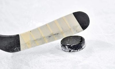 Hockeyblad och puck på is