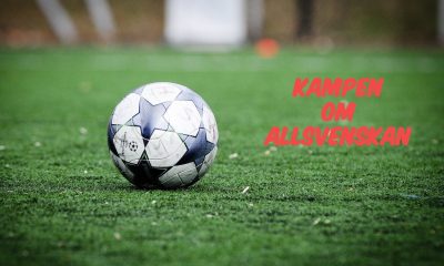 Fotboll på gräs med texten: Kampen om Allsvenskan