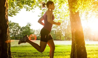 Kvinna löper i solen Runstreak